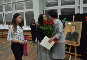 Ewa Kowalska wręcza kwiaty Katarzynie Osuchowskiej , z lewej strony Natalia Misiak uczennica XXIII LO
